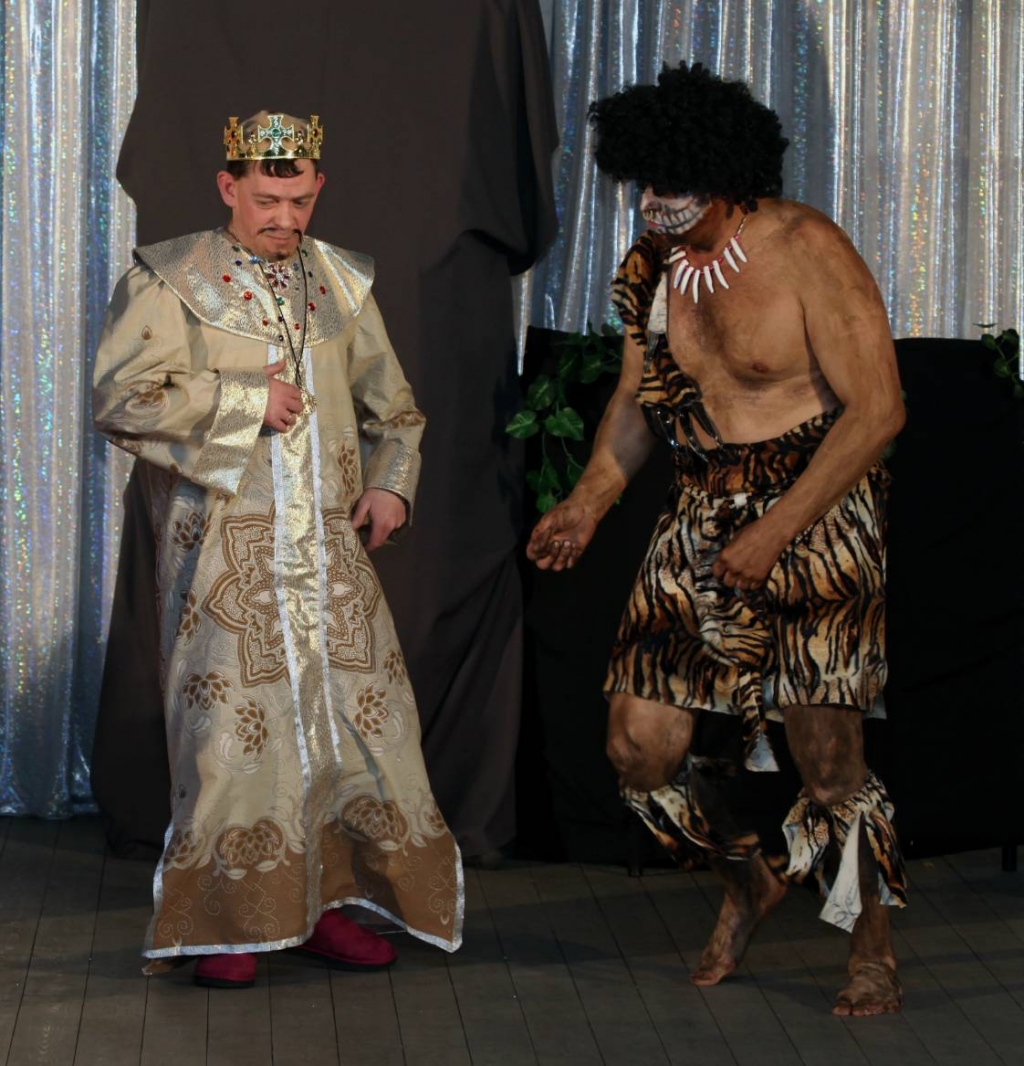 Виктория Павлова. Принимает посла людоедского племени Виктория Павлова. Принимает посла людоедского племени