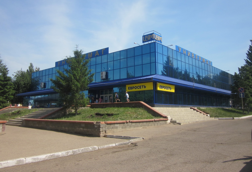 Валентина Солдатова. "Чистополь глазами поэтов". Центральный универмаг, фото Валентины Солдатовой Валентина Солдатова. "Чистополь глазами поэтов". Центральный универмаг, фото Валентины Солдатовой