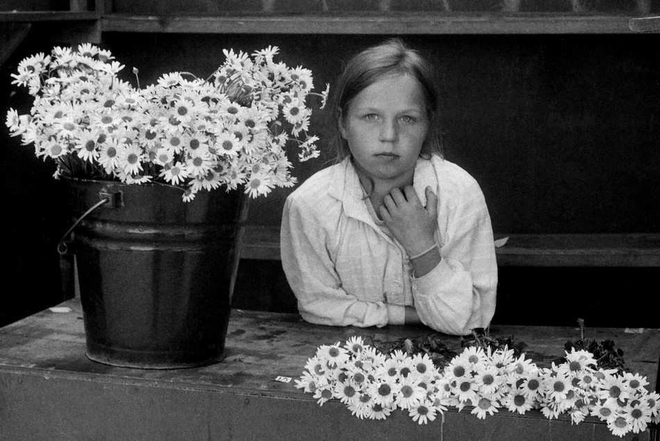 Владимир Тюрин. Продавщица ромашек 1996 год Владимир Тюрин. Продавщица ромашек 1996 год