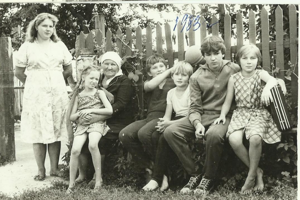 Виктория Павлова. И ещё четверо внучат - за кадром Виктория Павлова. И ещё четверо внучат - за кадром